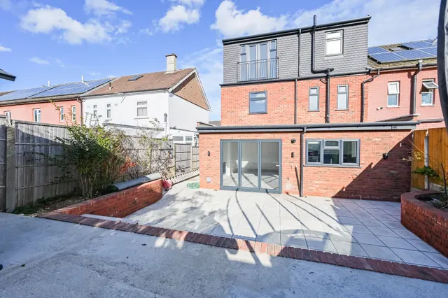 15 Lukin Crescent, London, photo 1