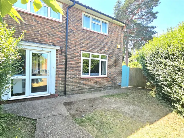 St. Michaels Road, Woking, GU21, photo 1