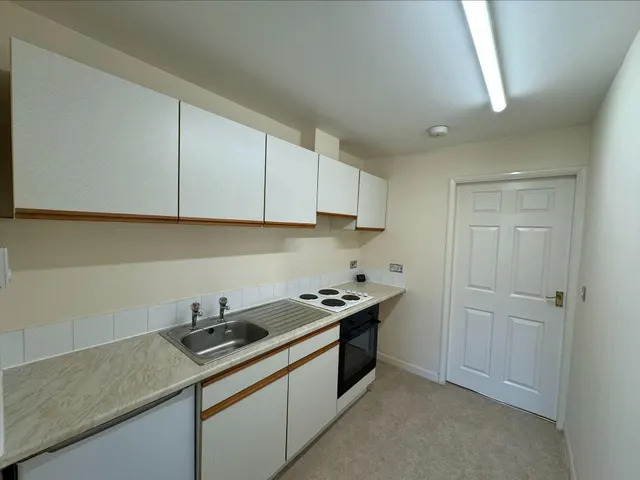 Oxford Street, Clifton Court, NG31, photo 3