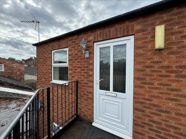 Oxford Street, Clifton Court, NG31, photo 1