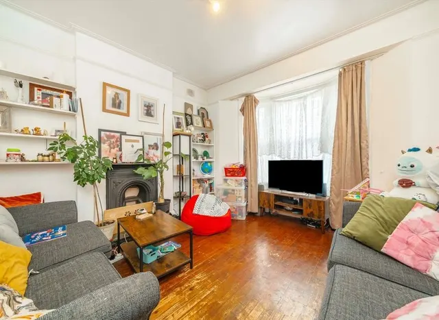 Photo 2 — Grosvenor Road, Hanwell, W7