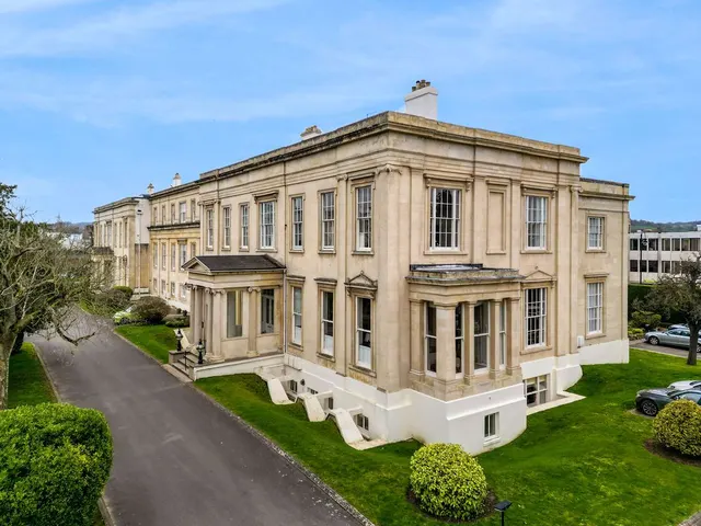 Suffolk Square, Cheltenham, GL50, photo 2