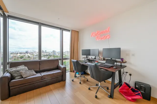 Photo 3 — 1708 West India Quay, 26 Hertsmere Road, London