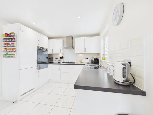 Photo 3 — Meadowland Close, Bramley, RG26