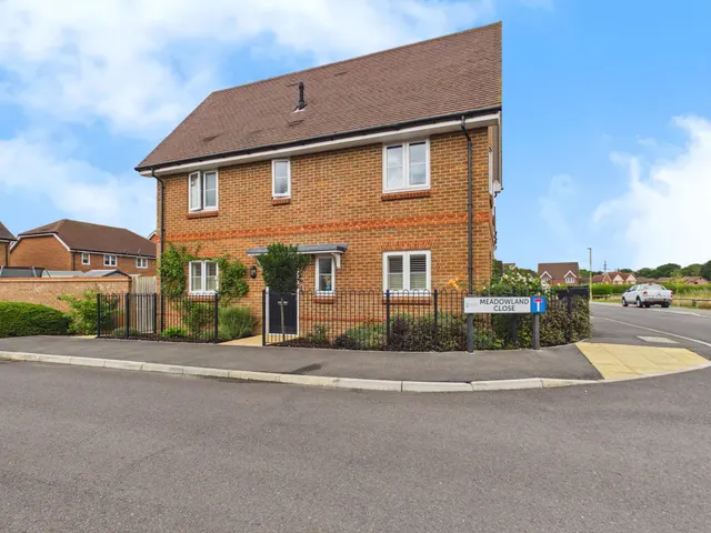 Meadowland Close, Bramley, RG26, photo 1