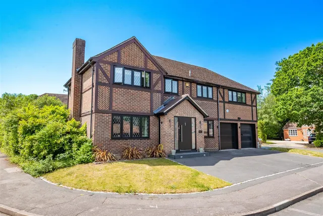 Sorrel Drive, Lightwater, photo 1