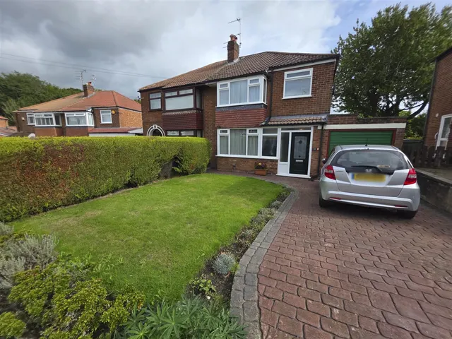 Hilary Avenue, Heald Green, photo 1