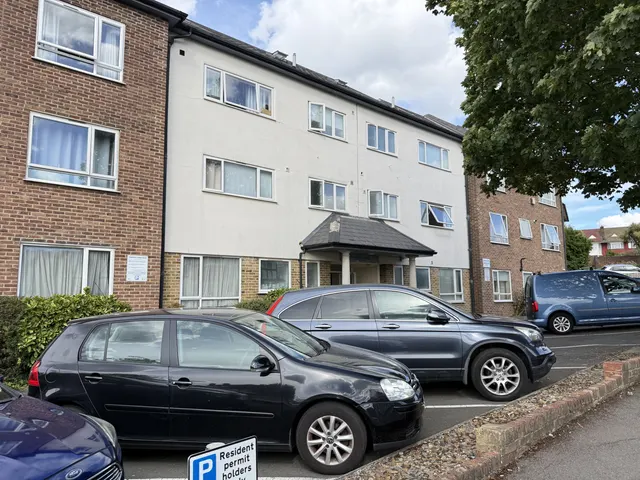 3 bedroom property — 3 bed flat to rent Graham Road, London NW4