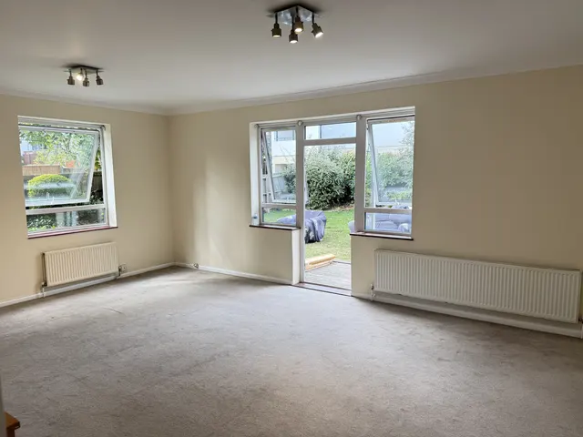 Photo 3 — 3 bed flat to rent Graham Road, London NW4