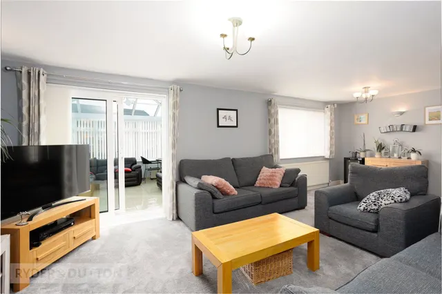 Bracken Close, Springhead, OL4, photo 1