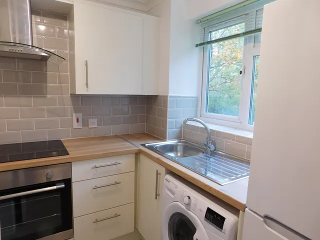Gainsborough Road, Hayes, Middlesex, Greater London, UB4 8QG, photo 1