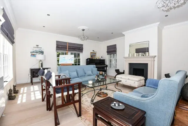 Carisbrooke, Bakers Wood, UB9, photo 1