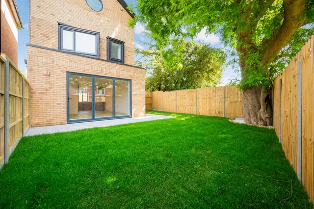 Grand Drive, Raynes Park, SW20, photo 1