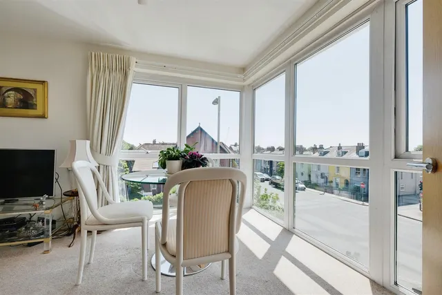 Avenue Road, Lymington, SO41, photo 2