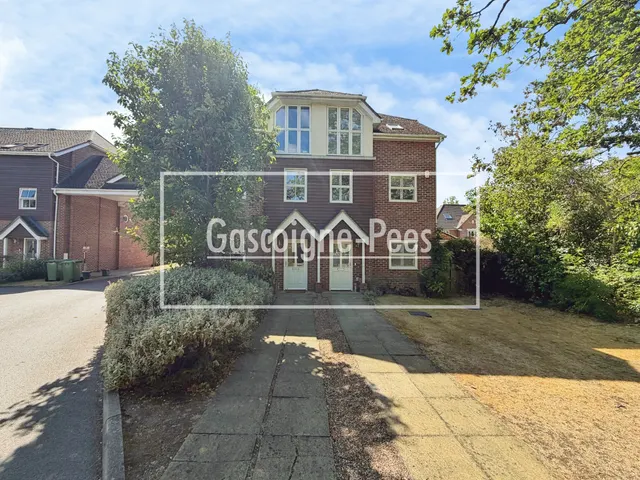 Pendenza, Cobham, KT11, photo 1