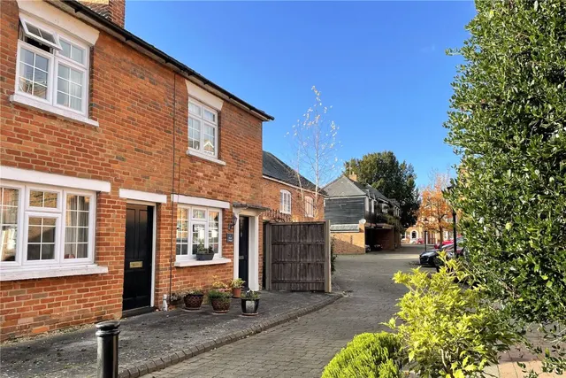 Cricket Green, Hartley Wintney, Hook, Hampshire, RG27 8PZ, photo 1