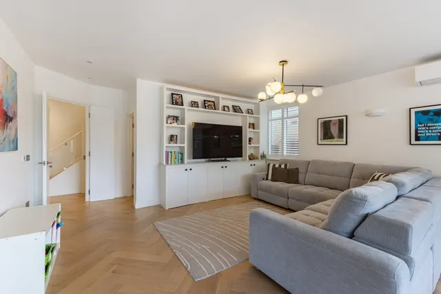 Dobree Avenue, London, NW10, photo 1