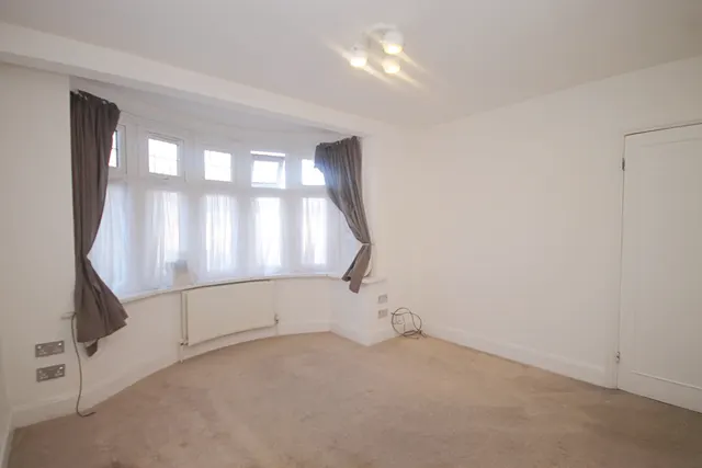 Oldfield Lane South, Greenford, UB6, photo 2