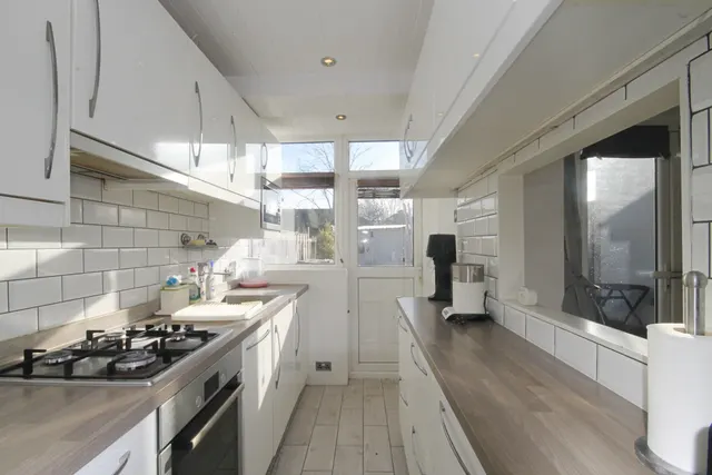 Oldfield Lane South, Greenford, UB6, photo 3