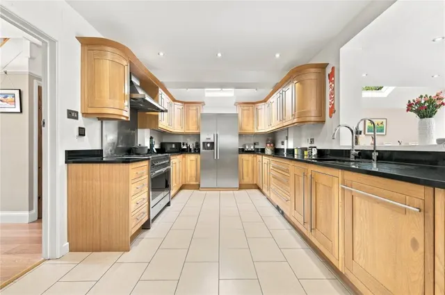 with 5 bedrooms in Bishop's Stortford, CM23, photo 2