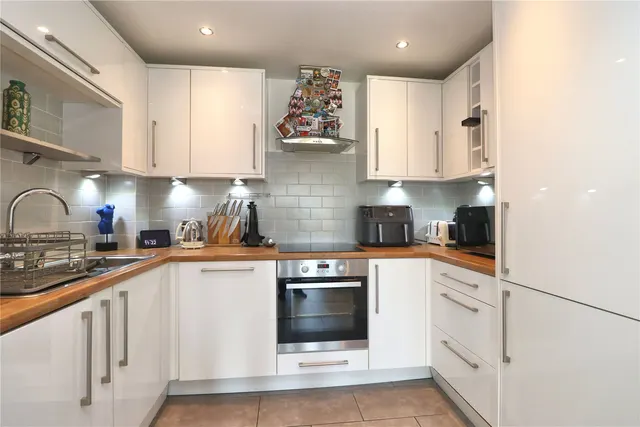 Goldsworth Road, Woking, GU21, photo 3