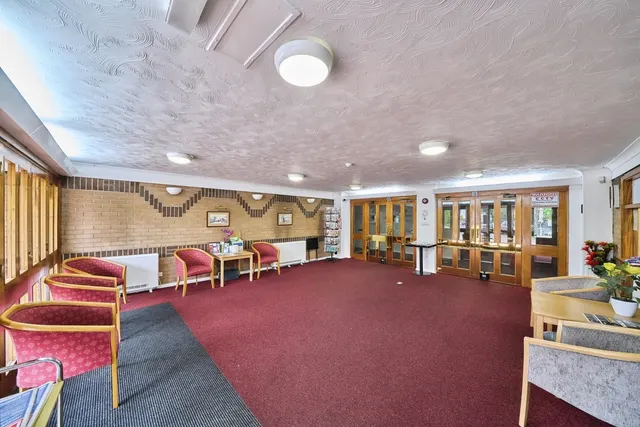 Beehive Lane, Ilford, IG4, photo 2