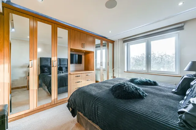 Photo 3 — Flat 15, 89 Piccadilly, London