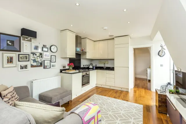 Lavender Hill, London, SW11, photo 1