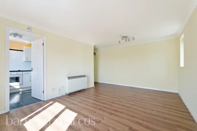 Redford Close, Feltham, TW13, photo 2
