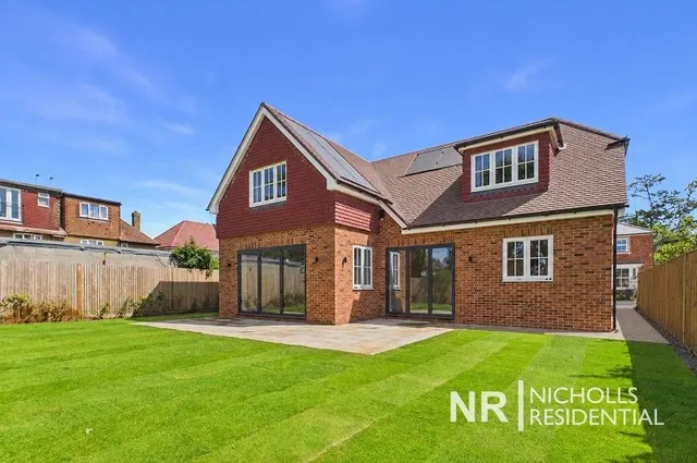 Denys Place, Chessington, KT9, photo 2