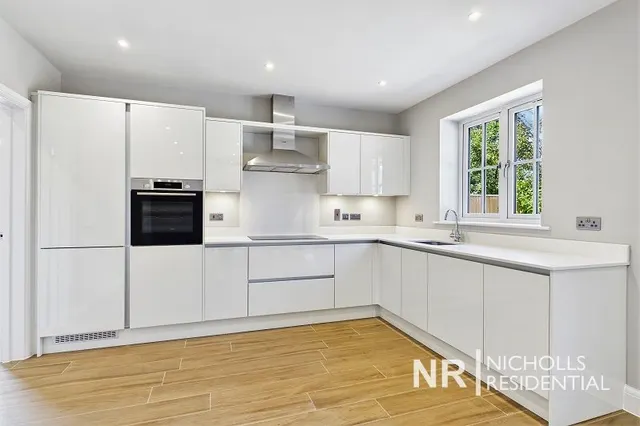 Denys Place, Chessington, KT9, photo 3