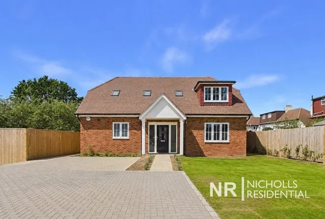 Denys Place, Chessington, KT9, photo 1