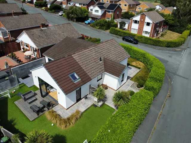 Huntsmans Corner, Borras, LL12, photo 3
