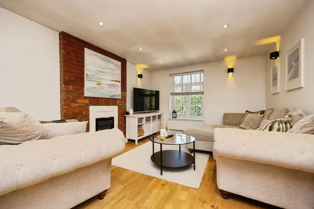 Portsmouth Road, Milford, GU8, photo 1
