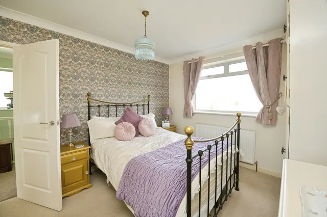 Photo 3 — Hornchurch Road, HORNCHURCH, Essex, RM11