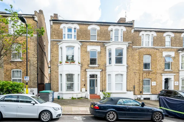 London, W3, photo 1