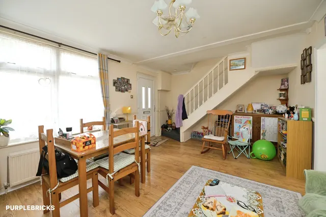 Hunters Hall Road, Dagenham, RM10, photo 3