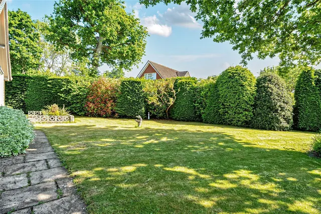 Photo 3 — Bluebell Close, Orpington, BR6