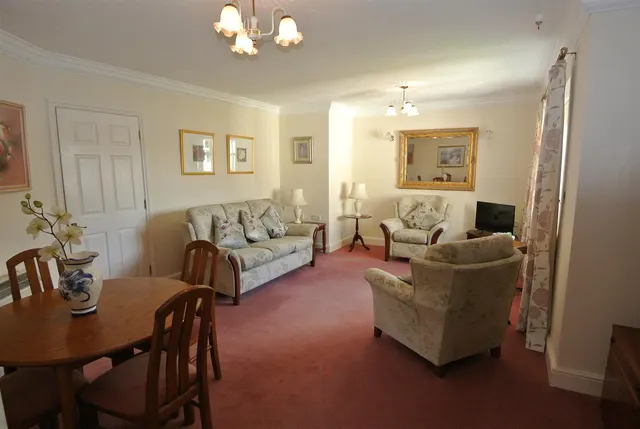 St. Judes Close, Englefield Green, Egham, Surrey, TW20 0DN, photo 1