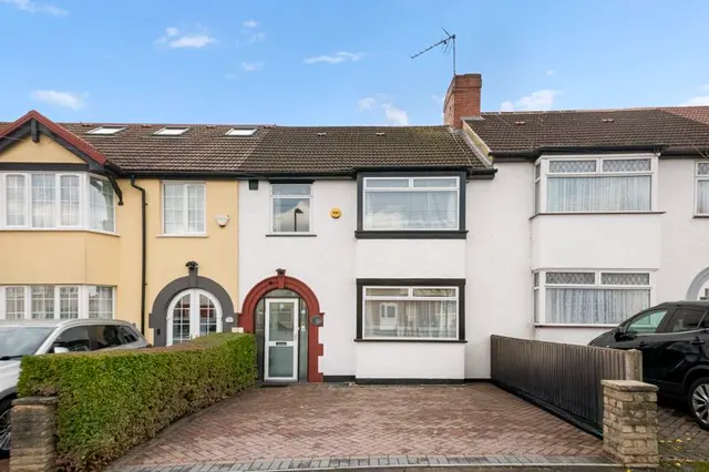 Clauson Avenue, Northolt, UB5, photo 1