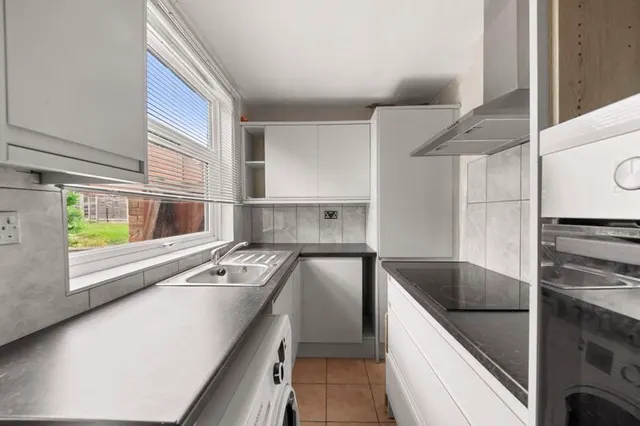 Photo 2 — Botwell Crescent, Hayes