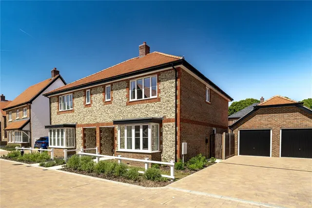 Angmering, BN16, photo 1