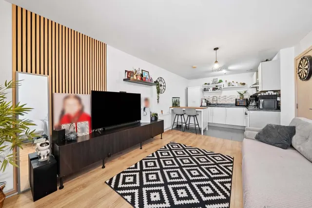 2 bedroom flat, Harrow Close, Addlestone, KT15