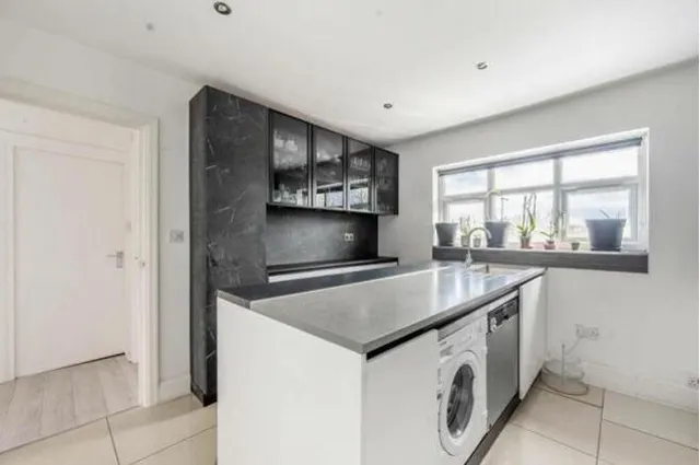 Whitchurch Lane, Edgware, HA8, photo 2