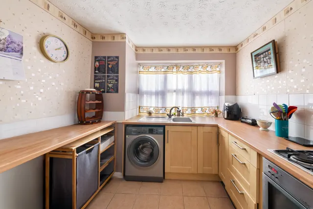 Newmarket Avenue, Northolt, UB5, photo 2