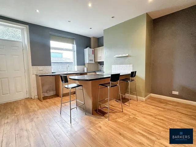 Tong Street, Bradford BD4 6NA, photo 1