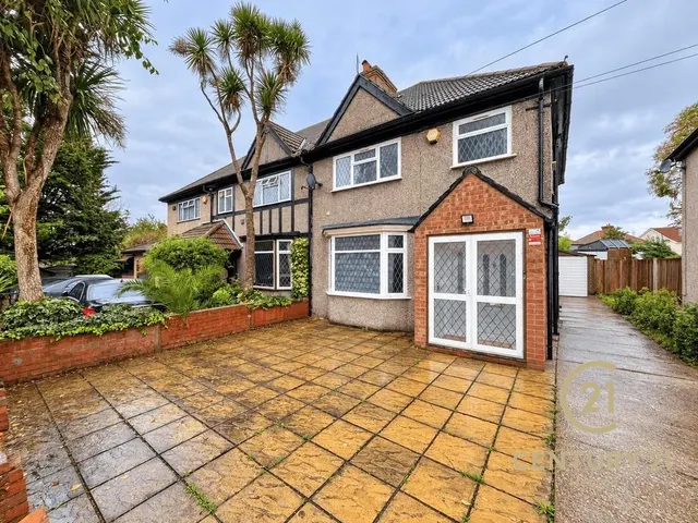 Gresham Road, Hounslow, TW3, photo 1