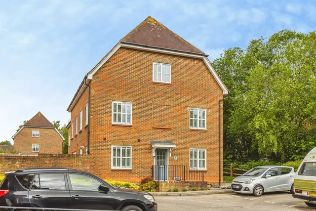 Farriers Lea, Haywards Heath, photo 1