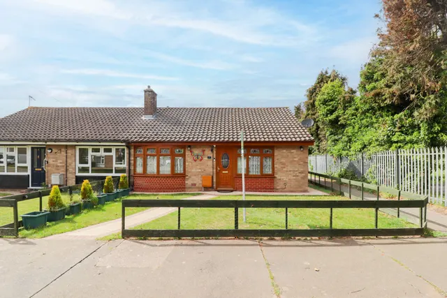 Stennetts Close, Trimley St Mary, Felixstowe, Suffolk, IP11 0TZ, photo 1