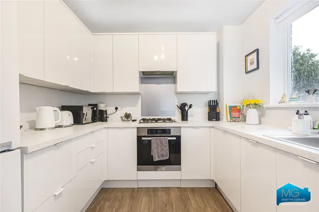 High Road, East Finchley, N2, photo 2
